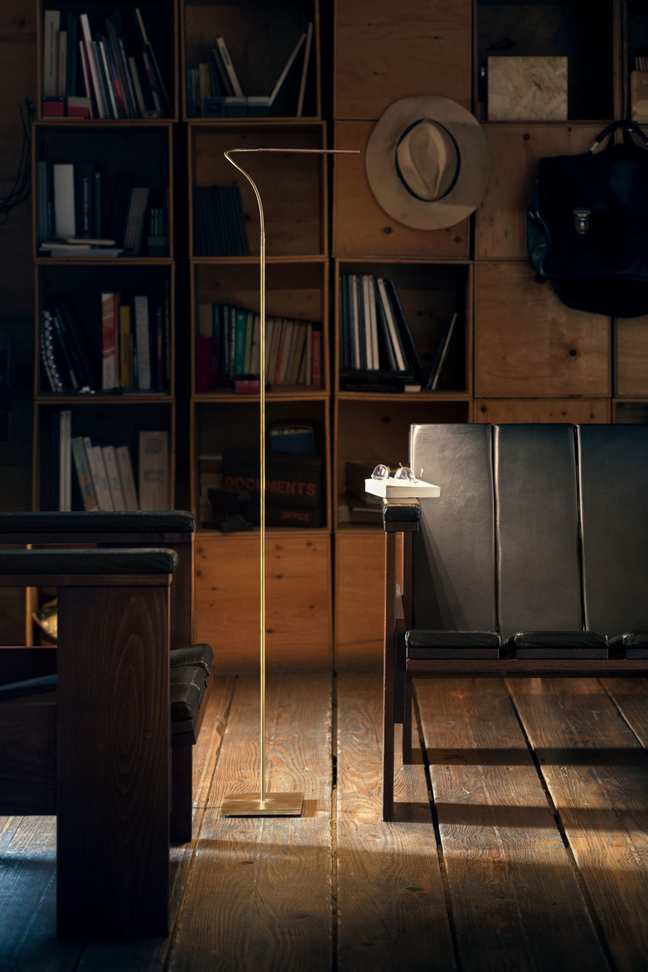 Lola F LED Stehleuchte von Catellani & Smith im Wohnraum, minimalistisches Design, warmes Licht.