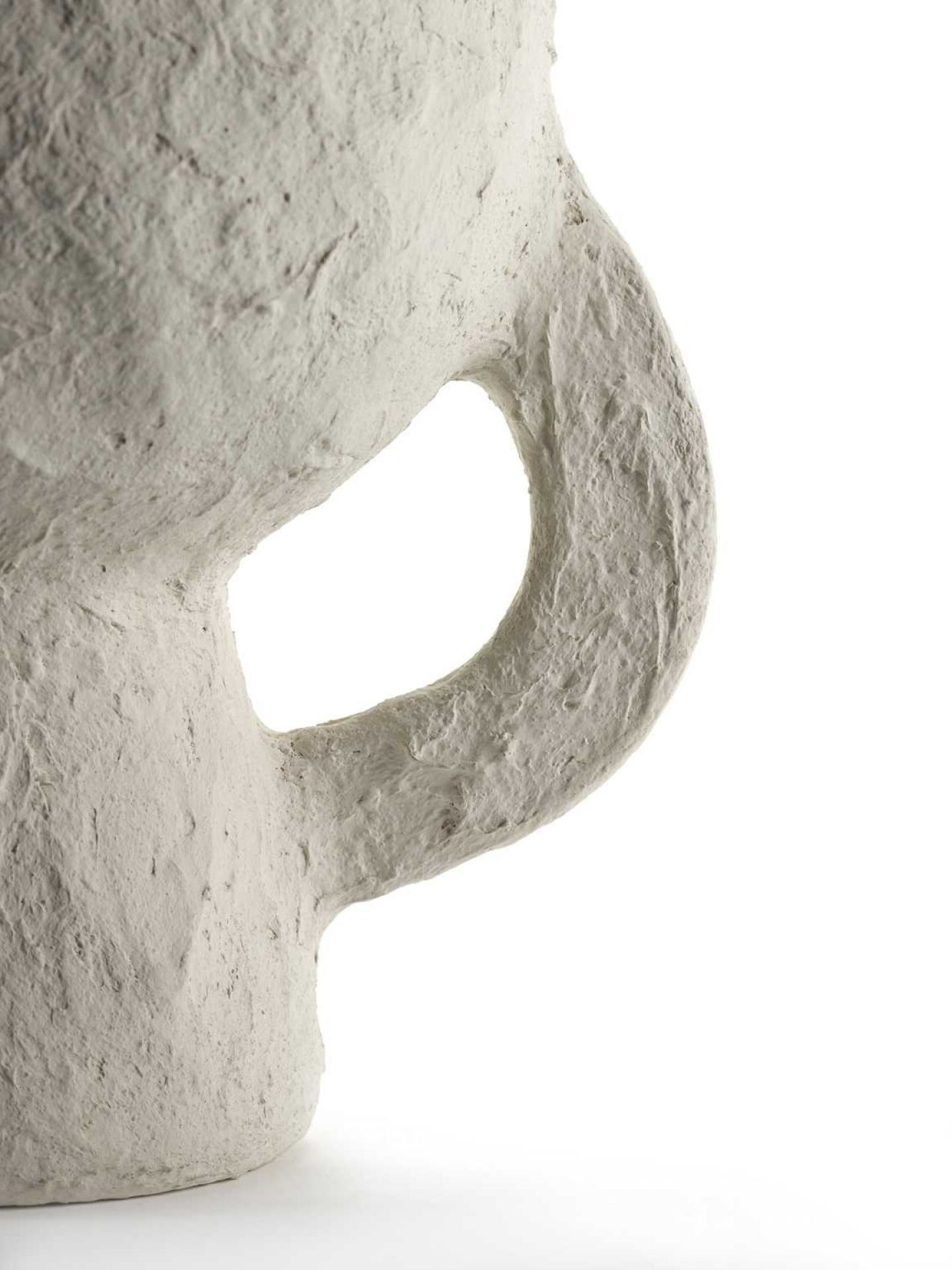 Detailaufnahme der weißen Earth Vase von Serax mit Henkel und einzigartiger Textur.