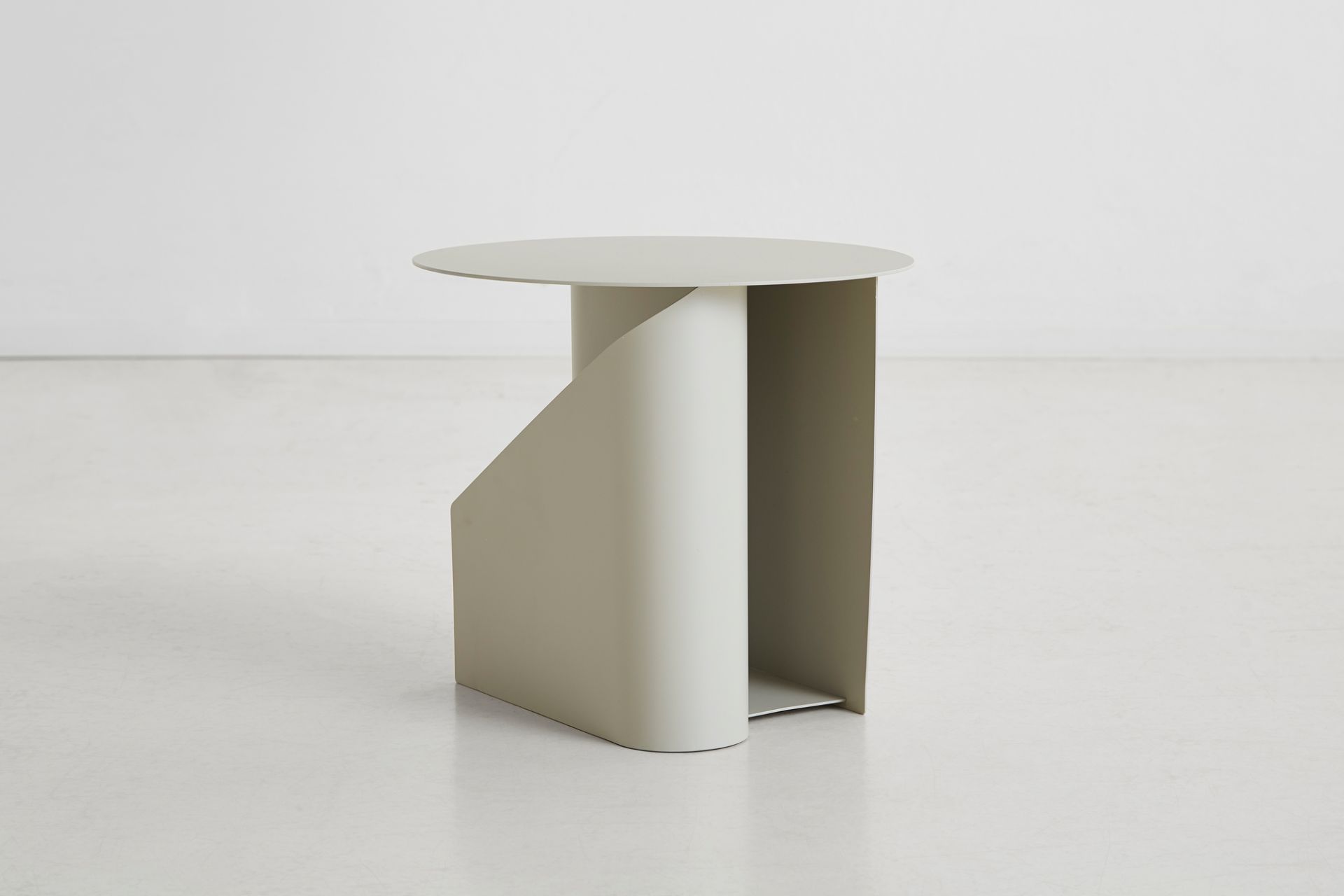 Sentrum Beistelltisch in warmem Grau: Moderner, minimalistischer Akzenttisch für Wohnzimmer und Schlafzimmer.