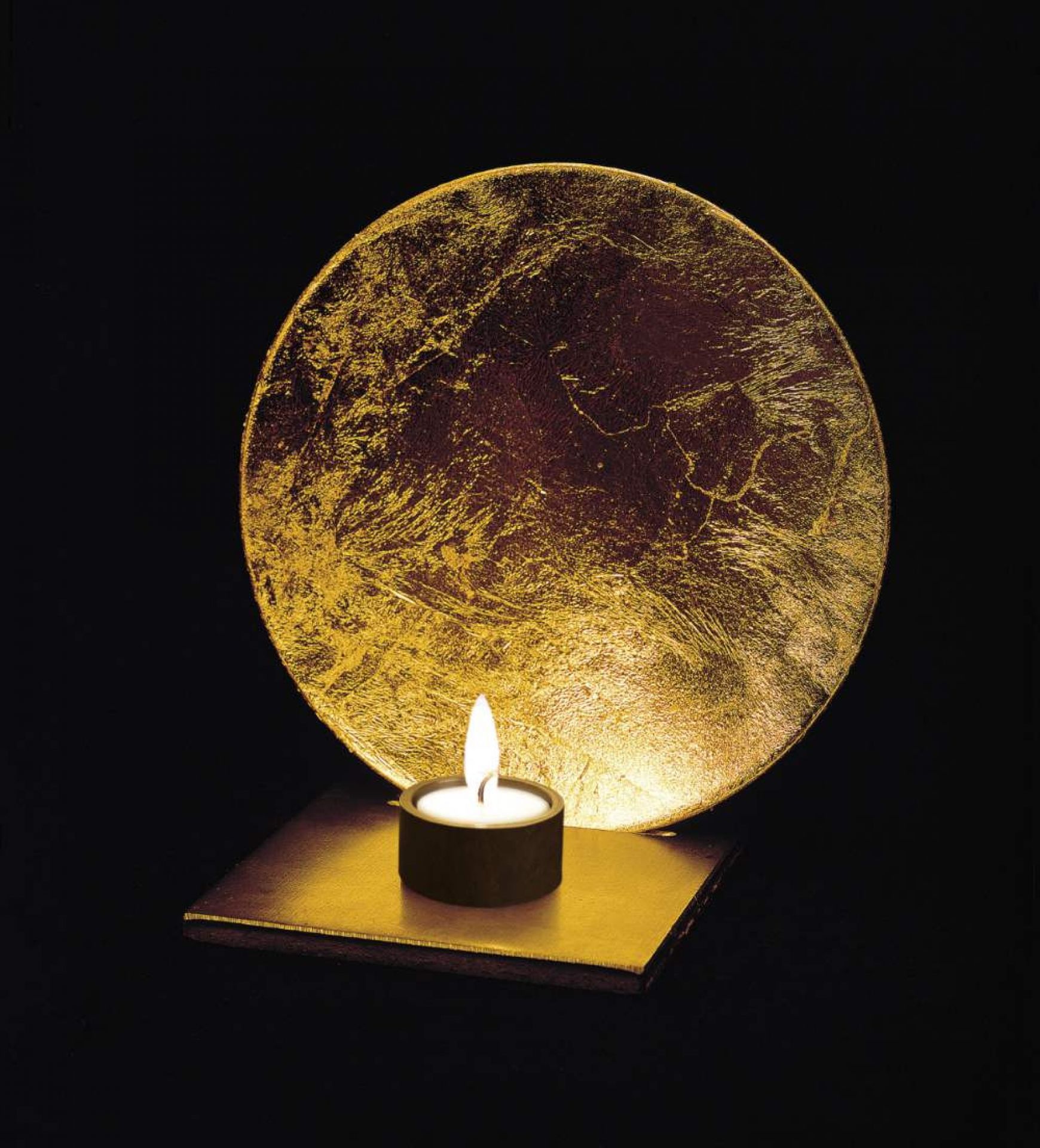 Luna Kerzenhalter von Catellani & Smith: Goldener Kerzenständer mit Teelicht für stimmungsvolle Beleuchtung.