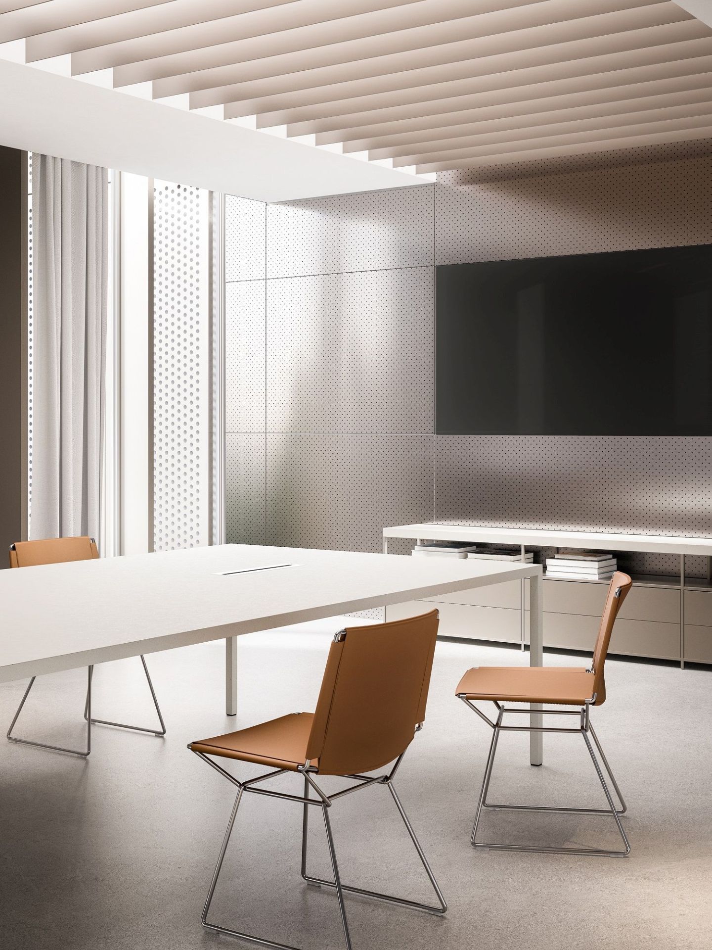 Heller Konferenzraum mit weißem Tense Dining Table Esstisch von MDF Italia und braunen Lederstühlen.