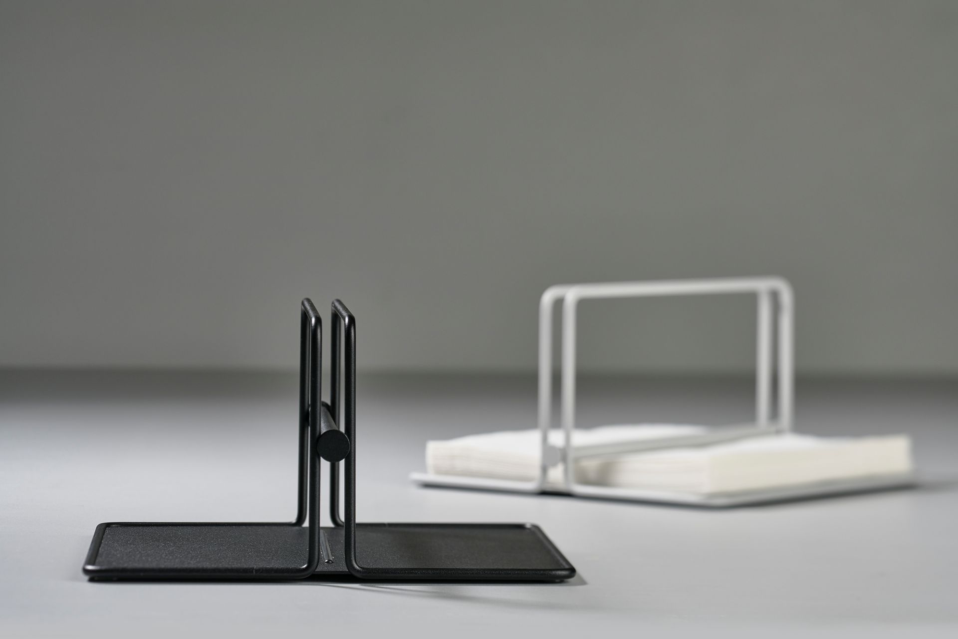 Schwarzer und weißer Serviettenhalter "Singles" von Zone Denmark aus Metall, modernes Tischaccessoire.