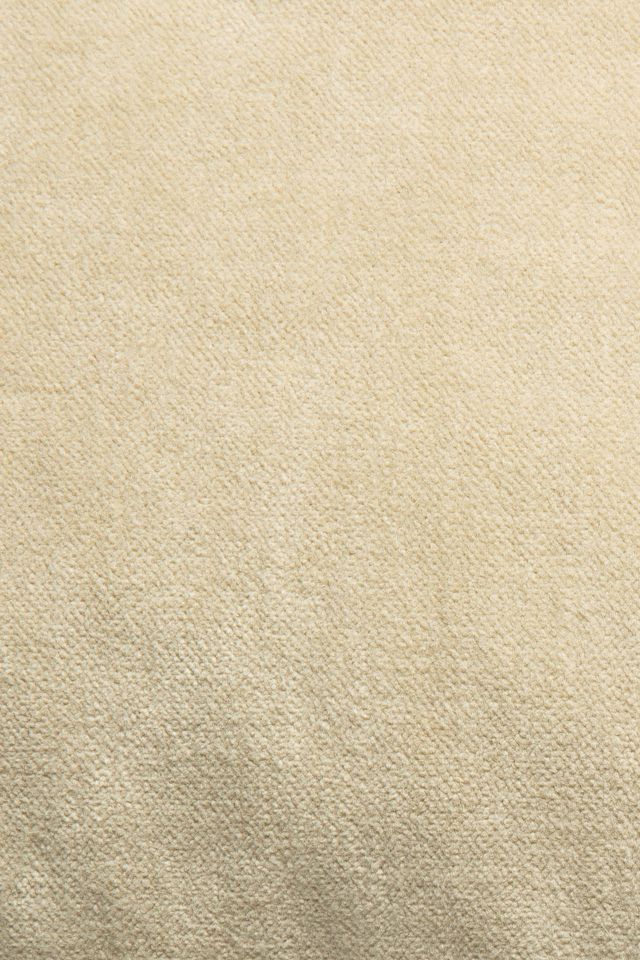Detailaufnahme des beigen Velvet Kissens 50x50 cm von Ethnicraft, samtweiche Textur für Wohnzimmer und Schlafzimmer.