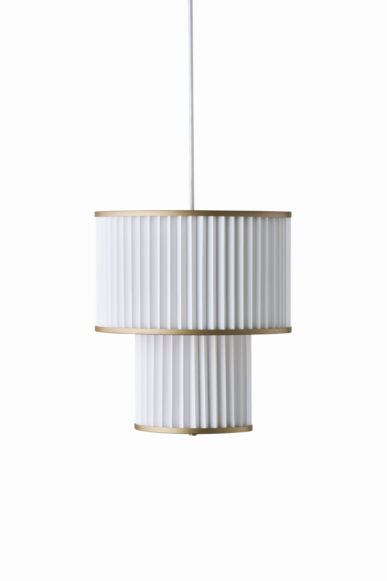 Plivello Pendelleuchte von Le Klint: Zweistufige, weiße Hängelampe mit goldenen Akzenten für stilvolle Beleuchtung.