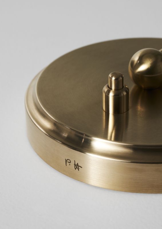 Detailaufnahme: Messingfuß der PH 2/2 Luna Tischleuchte von Louis Poulsen, Limited Edition.