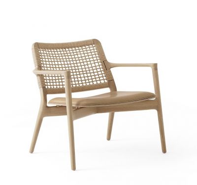 Vipp Cabin Lounge Stuhl VIPP488 aus hellem Eichenholz mit geflochtener Rückenlehne und Ledersitz.