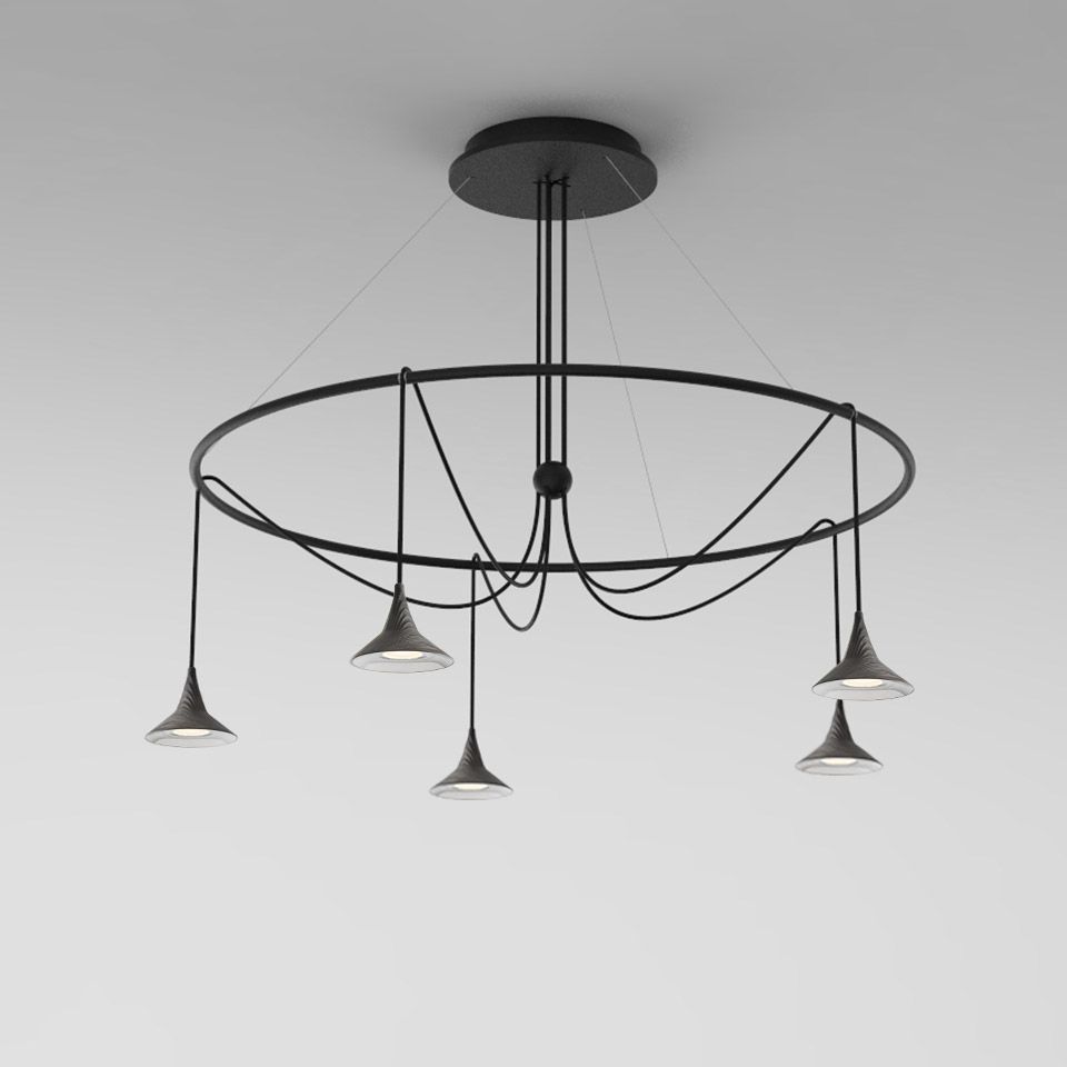 Unterlinden Chandelier Ring Kronleuchter von Artemide, moderne Hängelampe aus Aluminium mit kegelförmigen Lampenschirmen und warmweißem Licht.