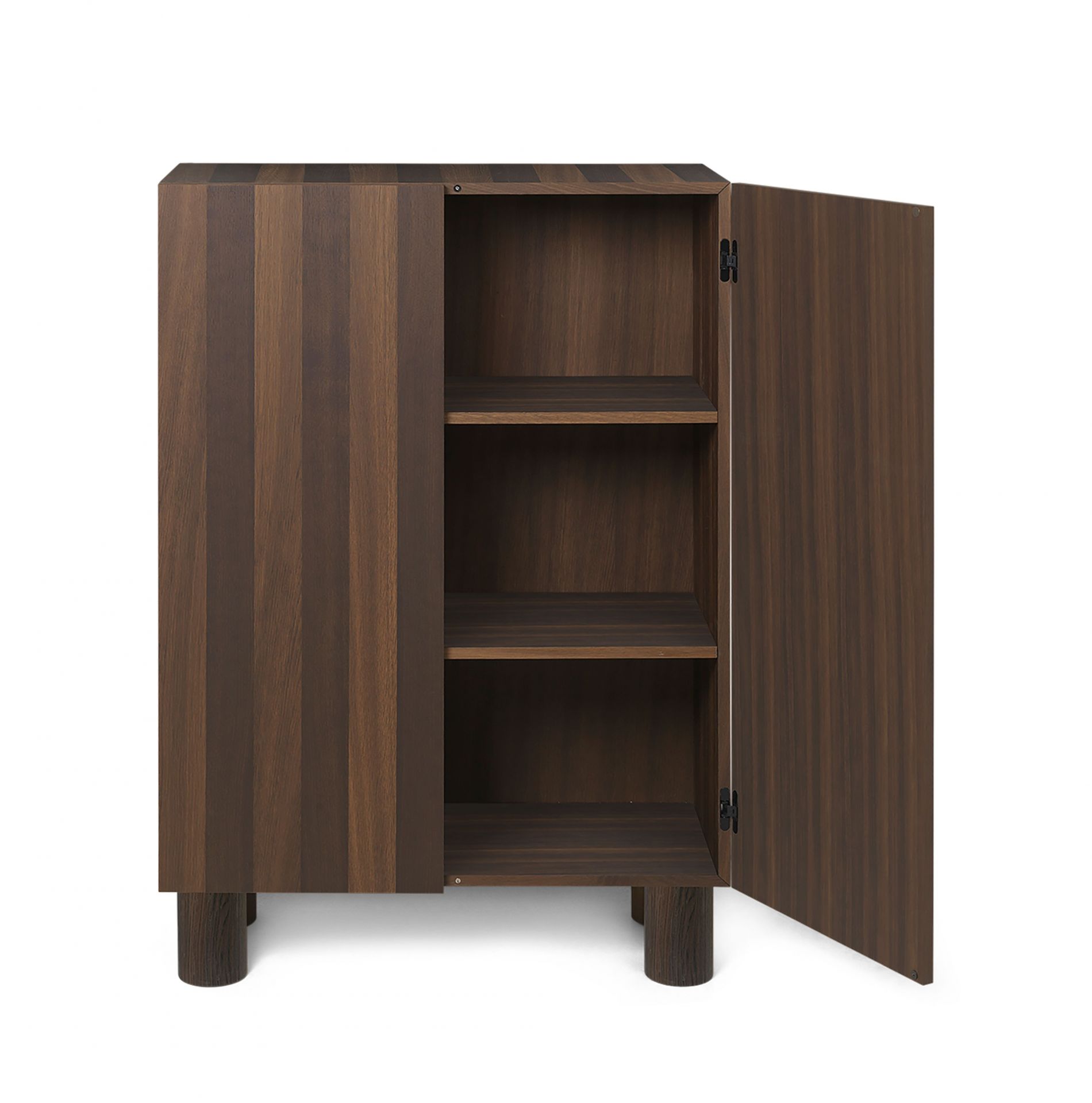 Ferm Living Post Schrank aus geräucherter Eiche mit offener Tür und Regalböden.