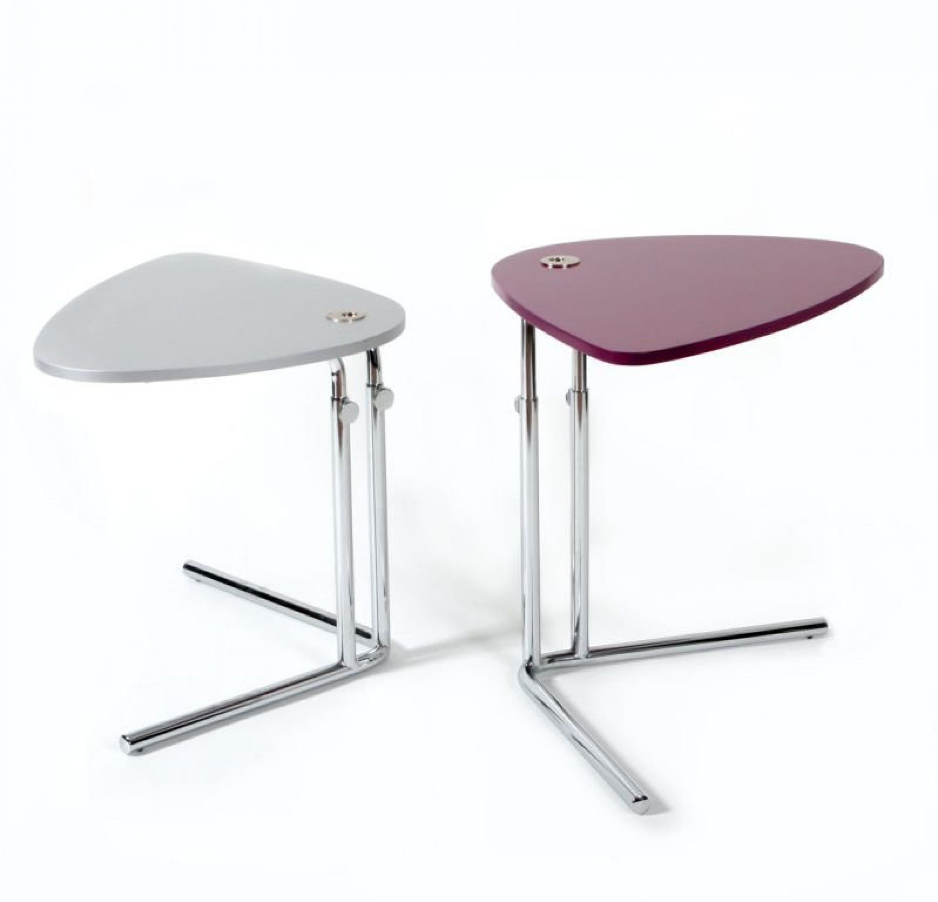 K22L Tecta Beistelltische: Grau und Lila, höhenverstellbar mit Chromgestell, moderne Möbel für Wohnzimmer und Büro.