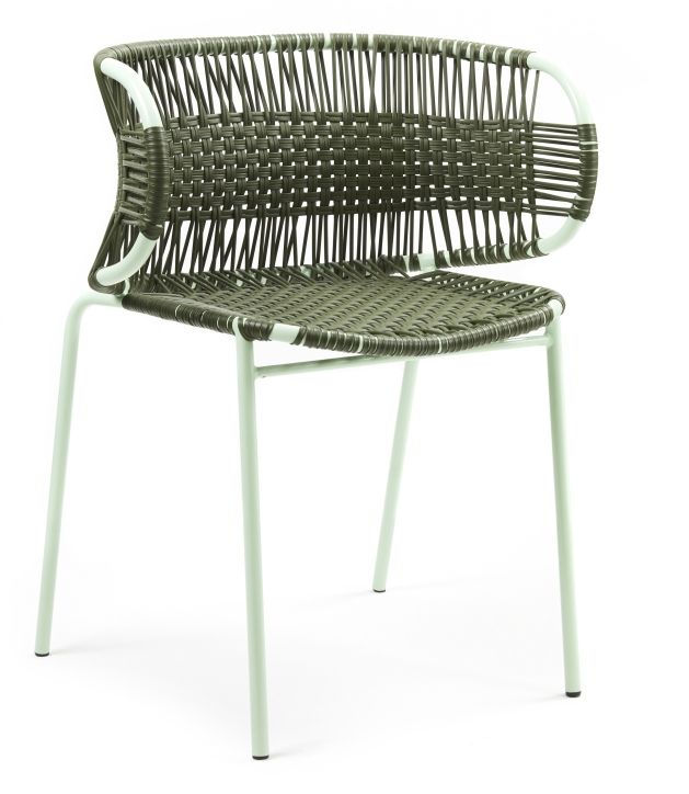 Cielo Armlehnstuhl in Olivegrün und Pastellgrün, ein stapelbarer Outdoor-Stuhl mit geflochtener Sitzfläche.