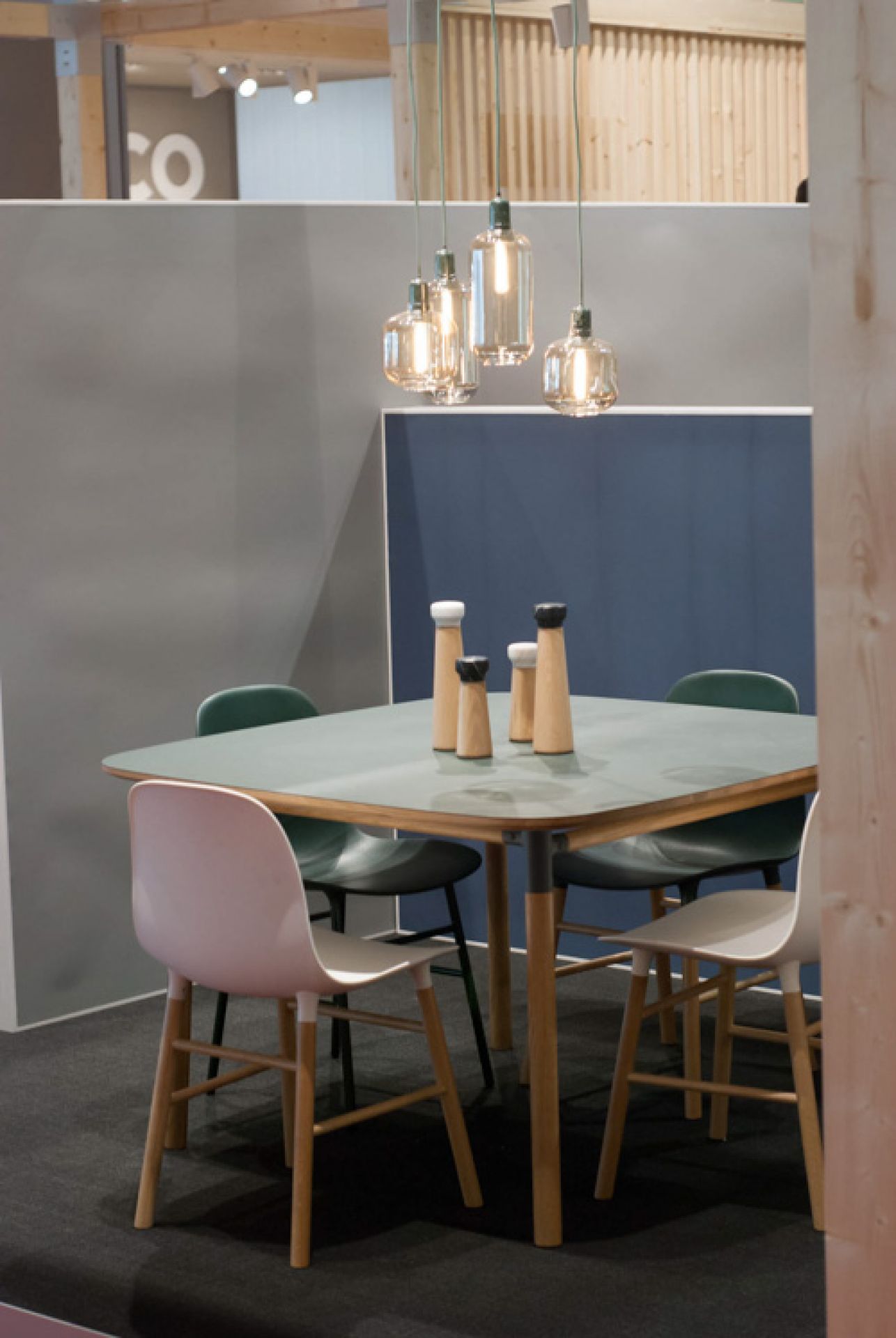 Esstisch mit Form Chairs von Normann Copenhagen in Weiß, Grün und Rosa.