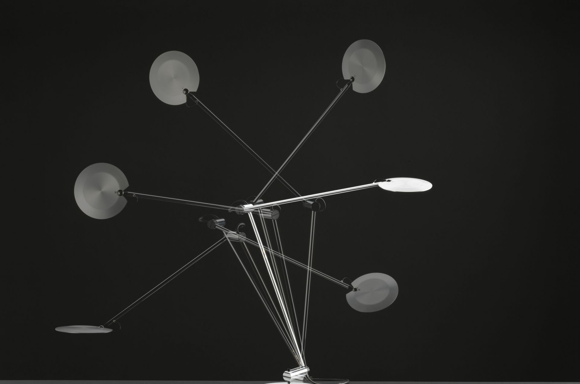 Pina LED Tischleuchte: Moderne Designleuchte mit verstellbaren Armen und runden Reflektoren. Passend zu USM Haller.