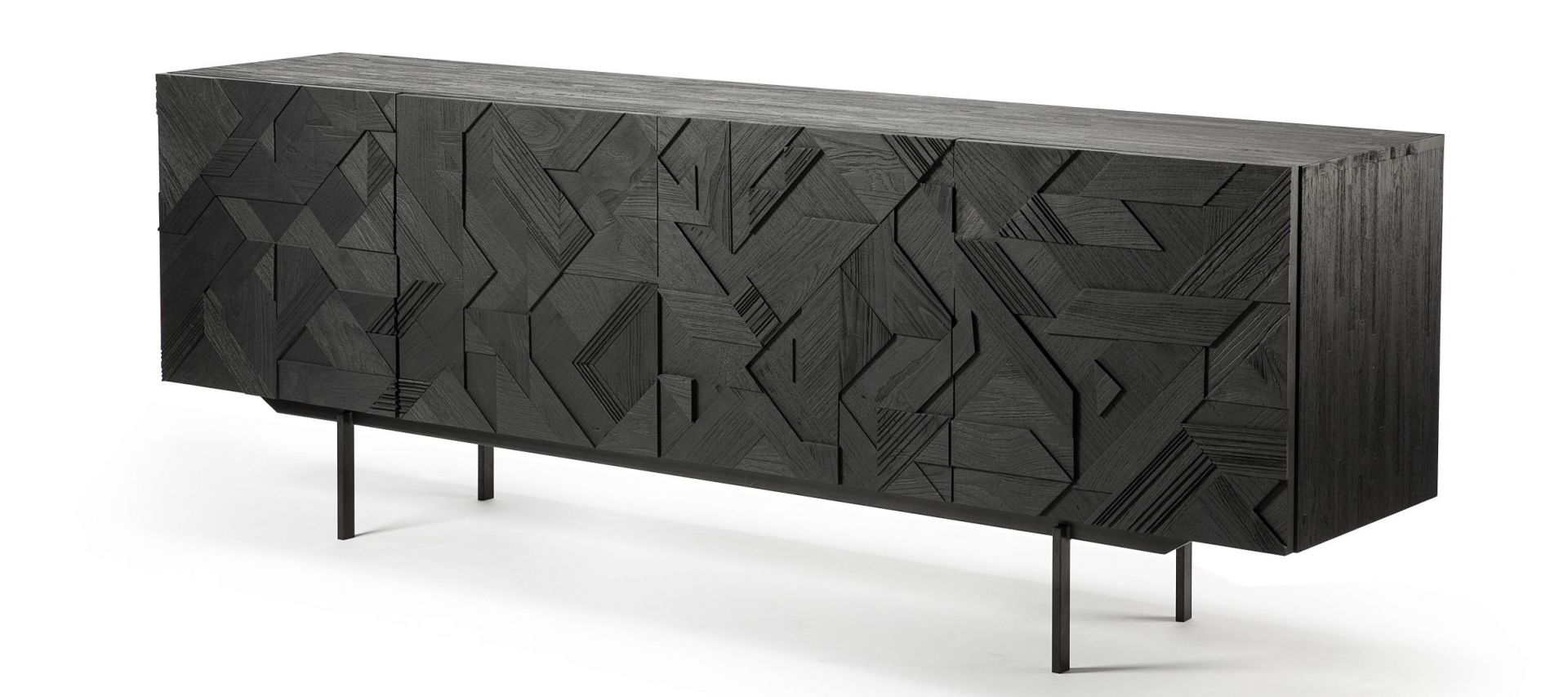 Schwarze Ethnicraft Teak Anrichte mit grafischem Muster und filigranen Metallfüßen, modernes Sideboard für Wohnzimmer und Esszimmer.