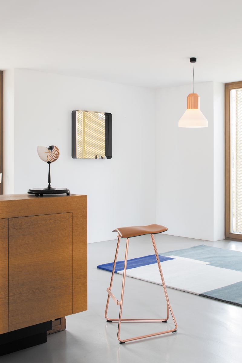 Moderner Wohnraum mit ClassiCon Roquebrune Teppich in Blau, Weiß und Grau. Design Teppich für stilvolles Wohnen.