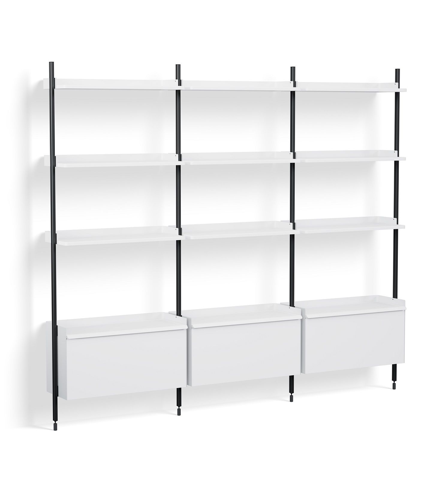 Hay Pier System Regal mit drei Säulen, weißen Regalböden und schwarzen Rahmen. Modernes Design.