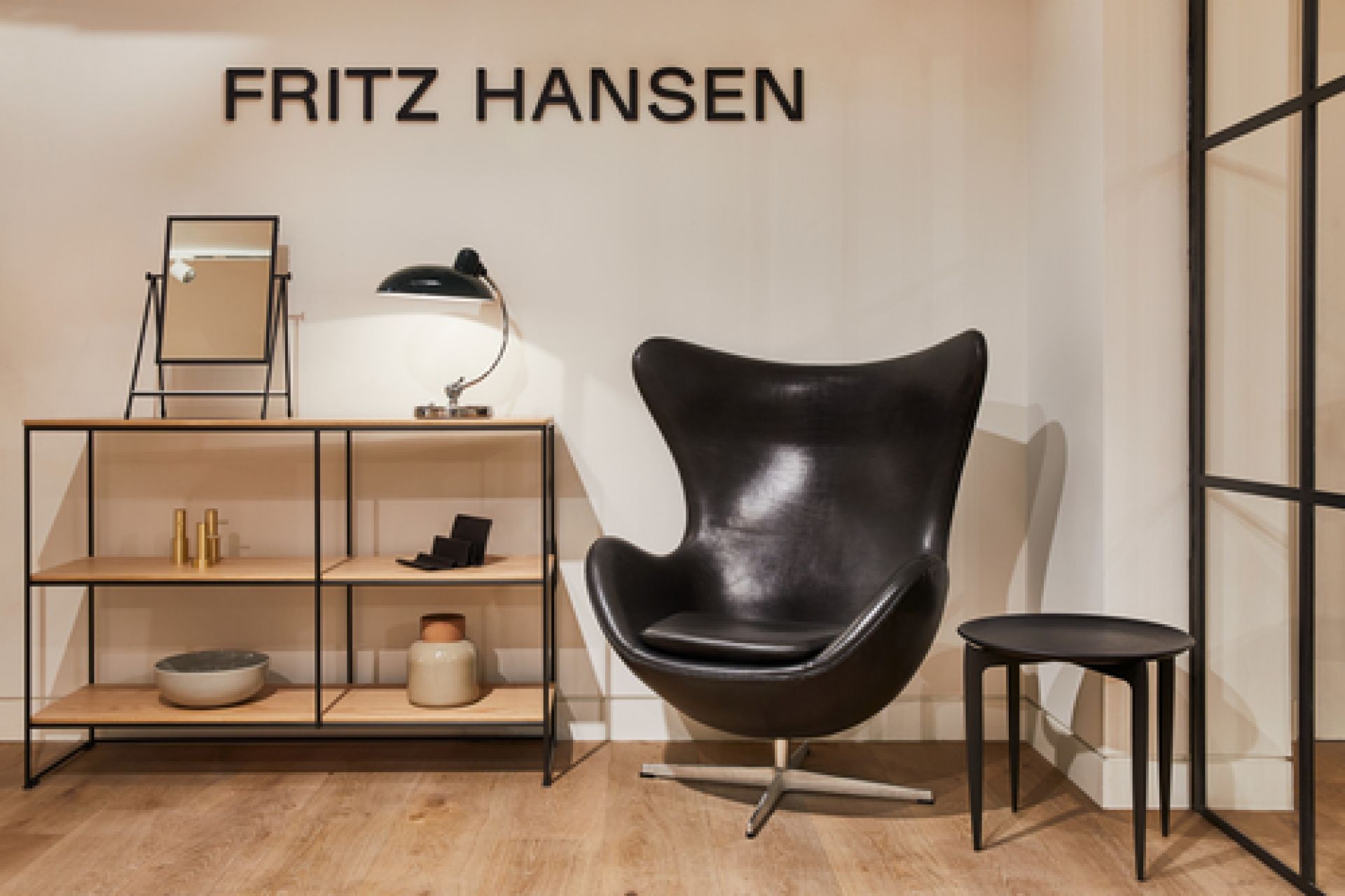 Großes, helles Fritz Hansen Planner Shelving Regal mit Deko-Elementen im modernen Wohnzimmer.
