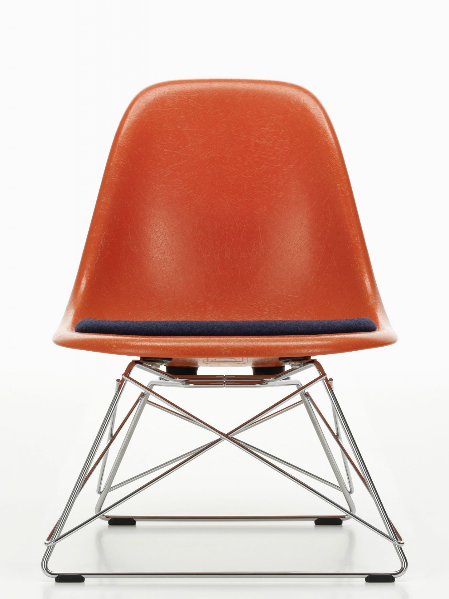 Oranger Eames Side Chair mit Sitzpolster von Vitra, Chromgestell, Frontansicht. Designklassiker für Wohnen und Büro.