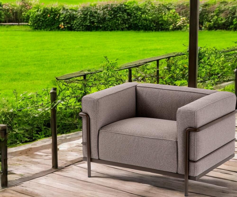 Cassina 3 Fauteuil Grand Confort Sessel für den Außenbereich auf einer Holzterrasse.