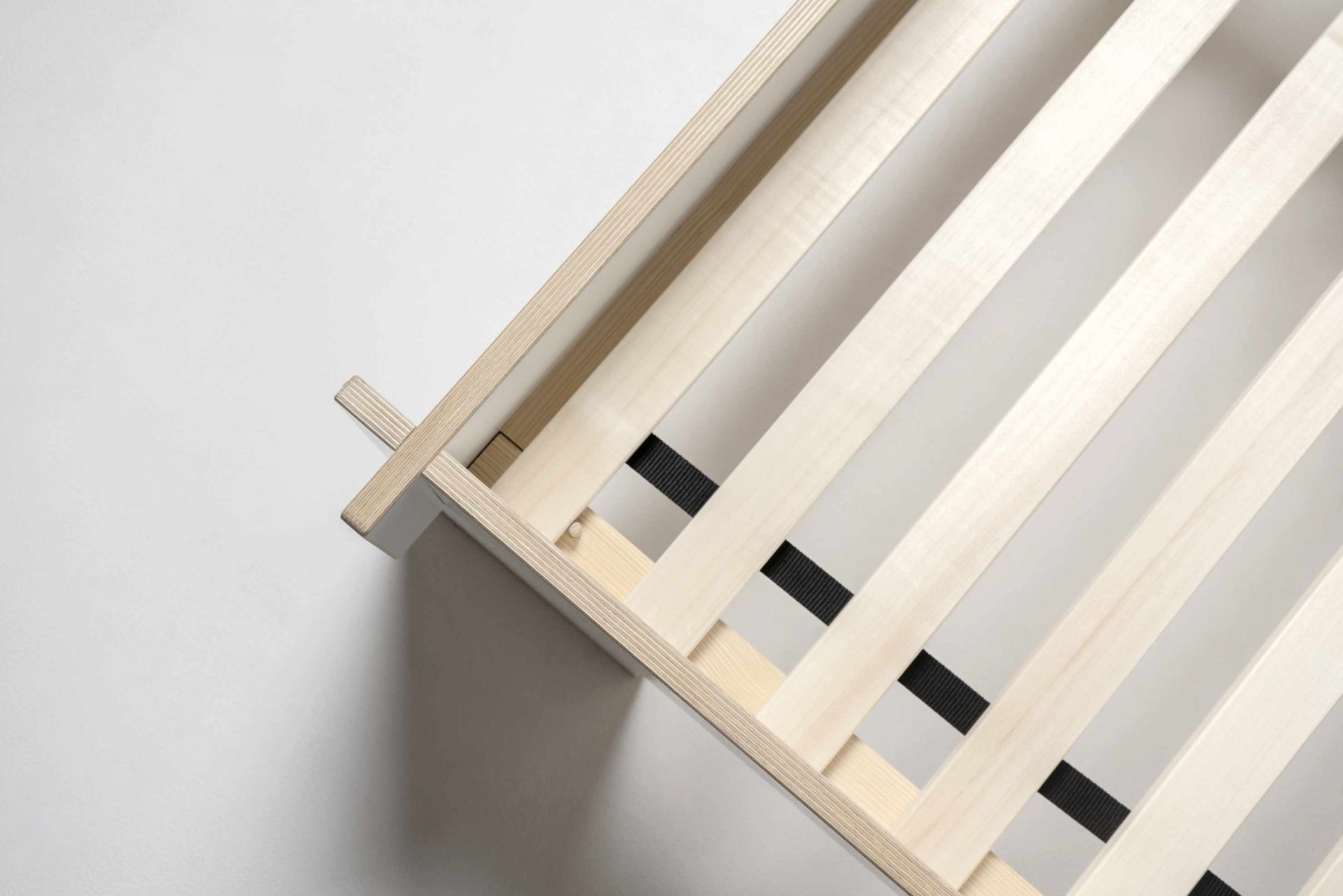 Detailaufnahme Roll-Lattenrost aus Massivholz von Moormann, ideal für Betten und erholsamen Schlaf.