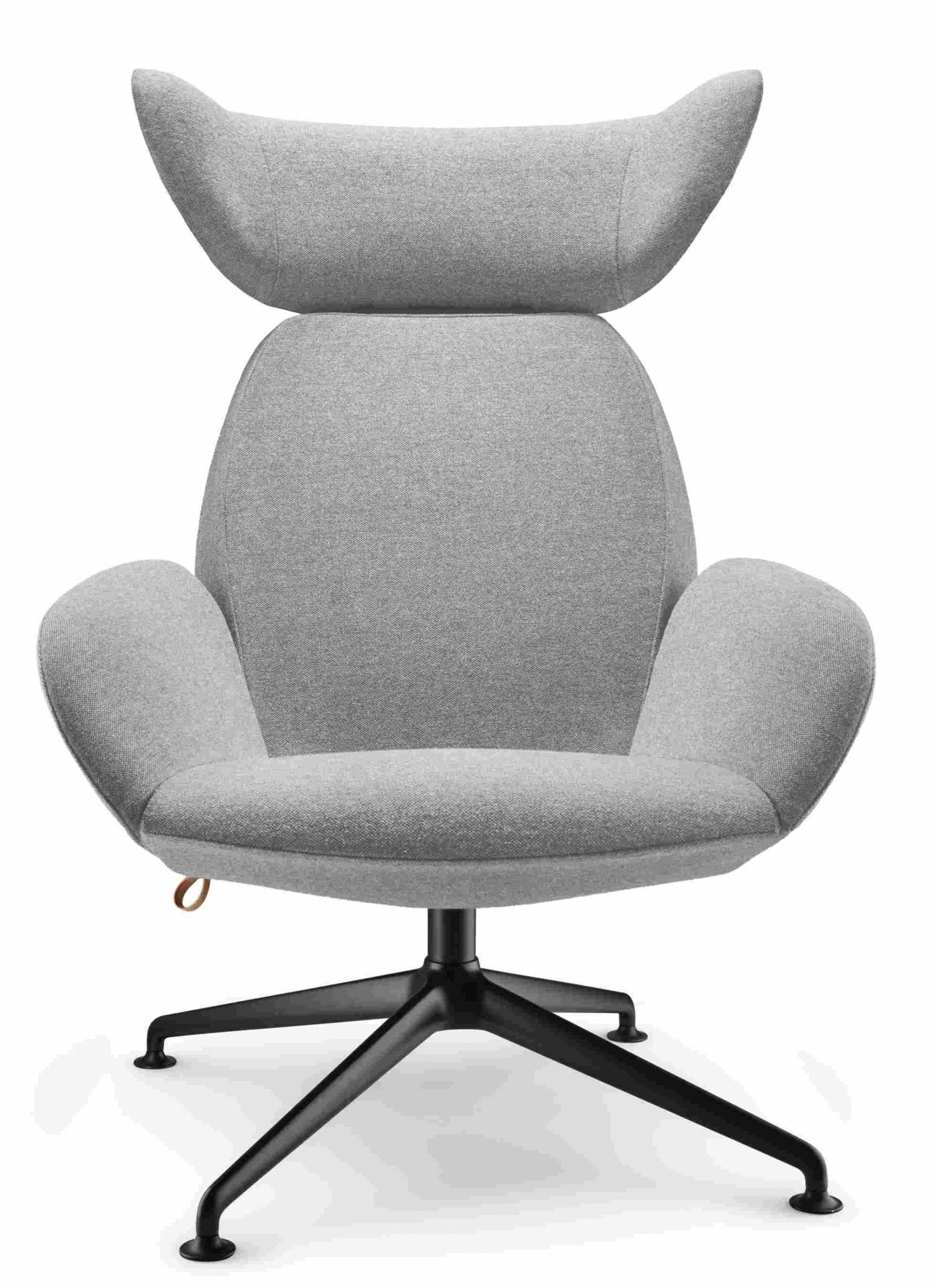 Grauer Laze Sessel von Eva Solo mit hoher Rückenlehne und schwarzem Drehfuß.