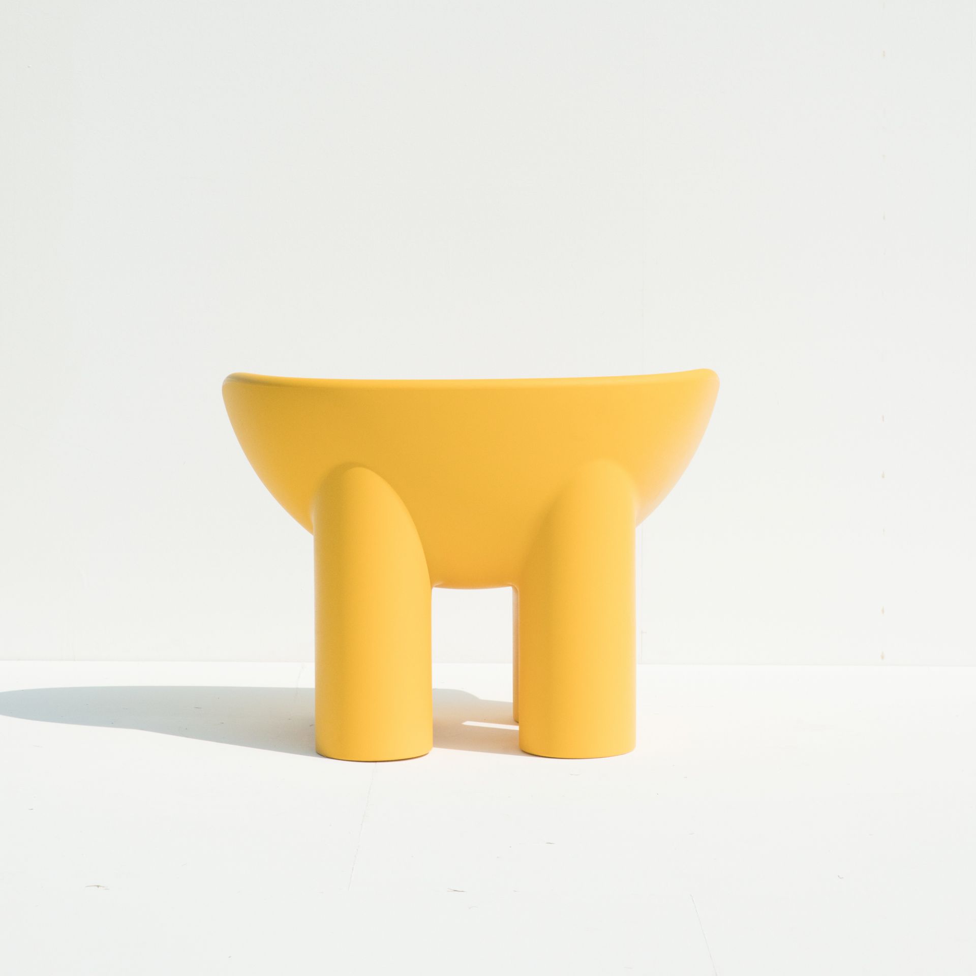 Gelber Roly Poly Sessel von Driade, ein moderner Design-Sessel mit abgerundeter Sitzfläche.