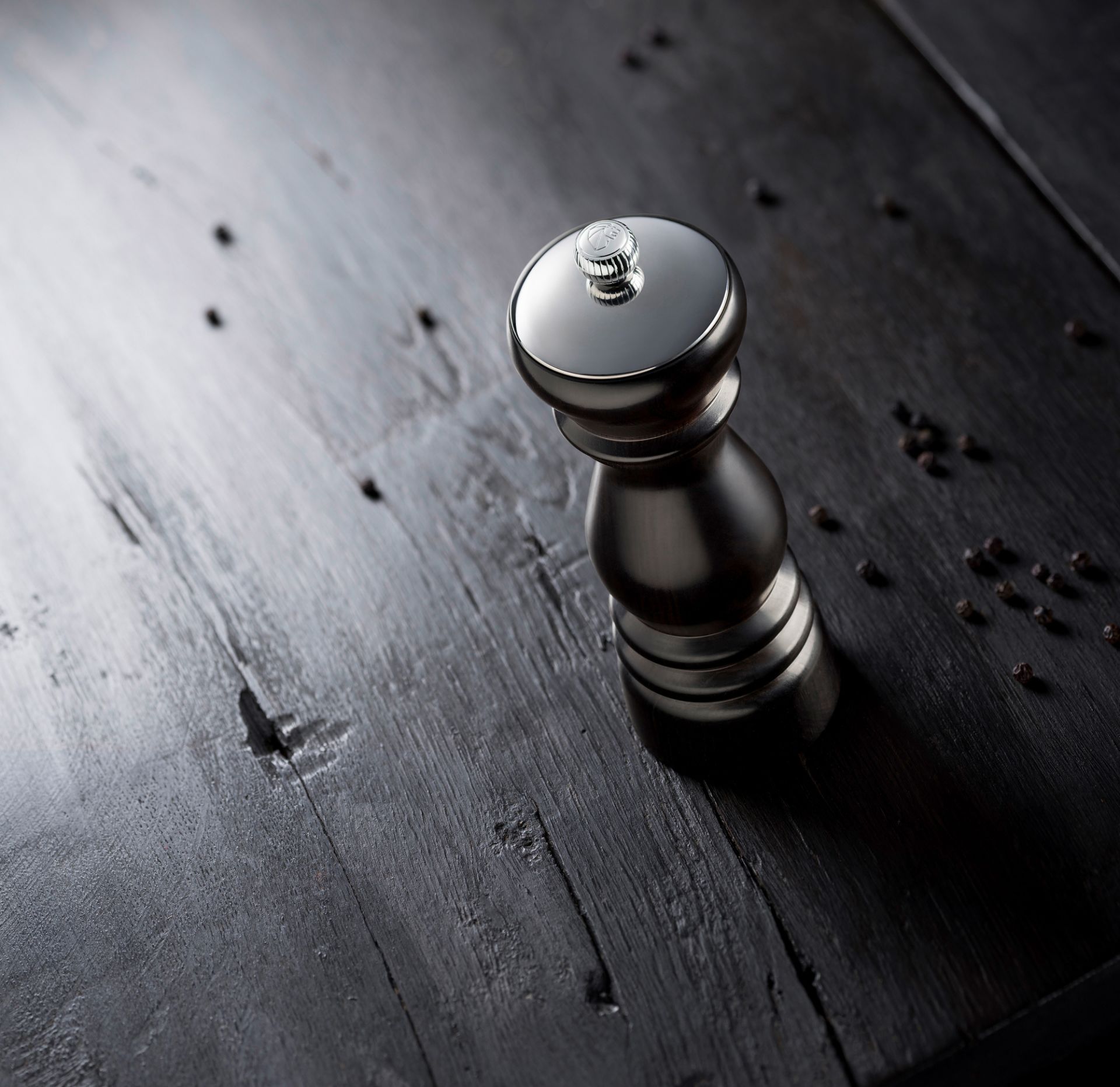 Elegante Paris Icone Salzmühle von Peugeot, 22 cm, aus Edelstahl auf dunklem Holztisch.