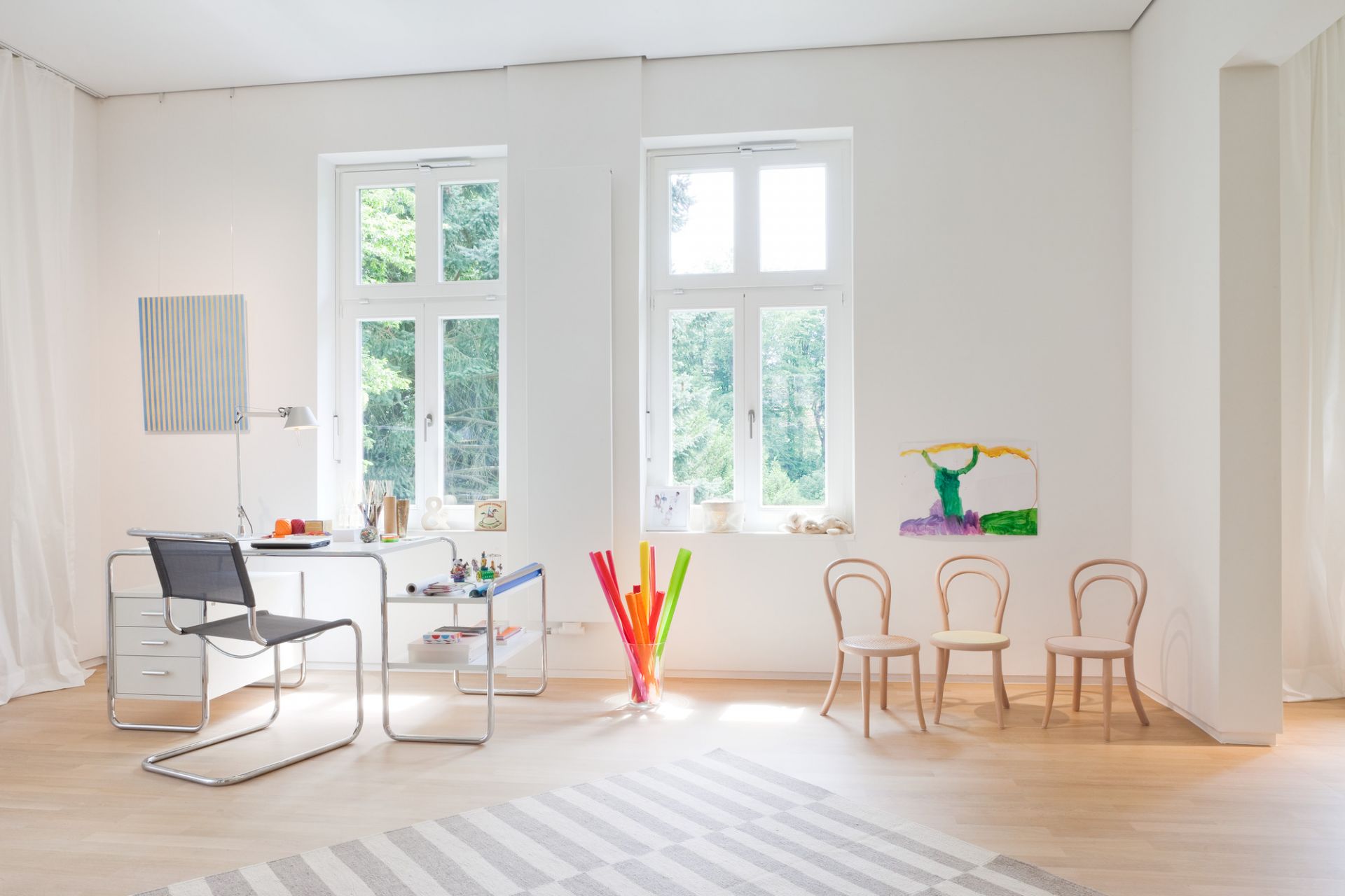 Heller Raum mit Thonet S 33 N Freischwinger, Stahlrohrmöbel und Holzboden. Designklassiker für modernes Wohnen.