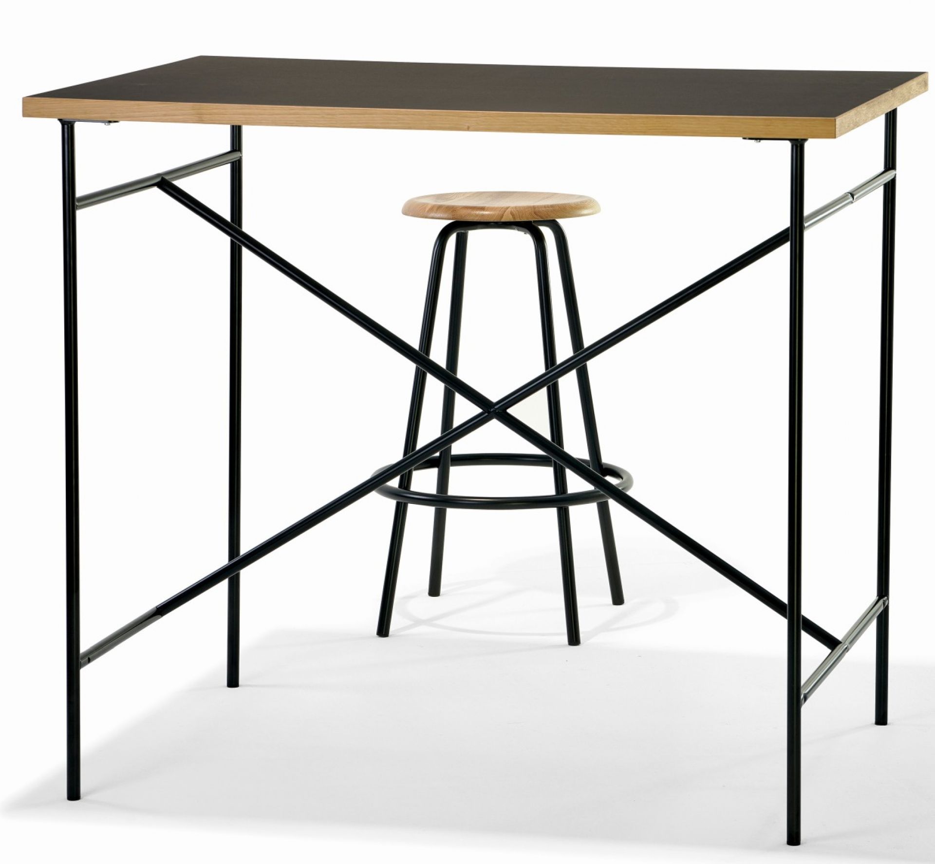 Milla Stehtisch von Richard Lampert (140x80) mit schwarzer Tischplatte und passendem Barhocker.