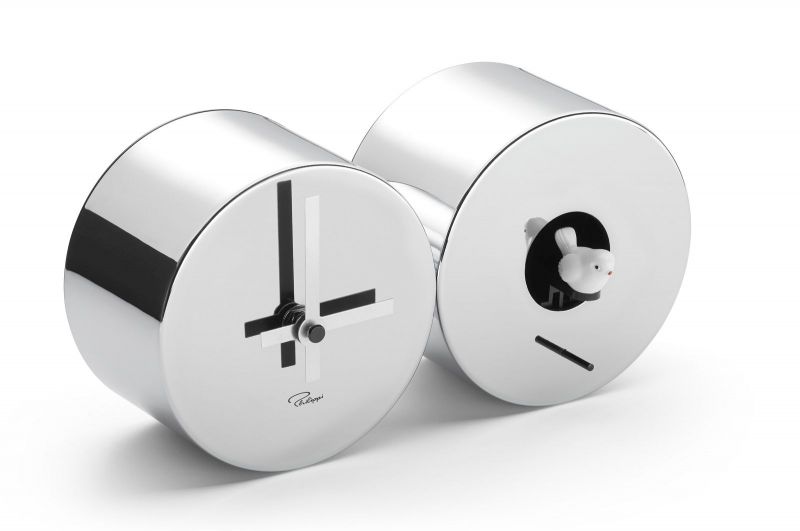 CUCULO Kuckucksuhr von Philippi: Moderne, silberne Kuckucksuhr mit minimalistischem Ziffernblatt und kleinem Vogel.