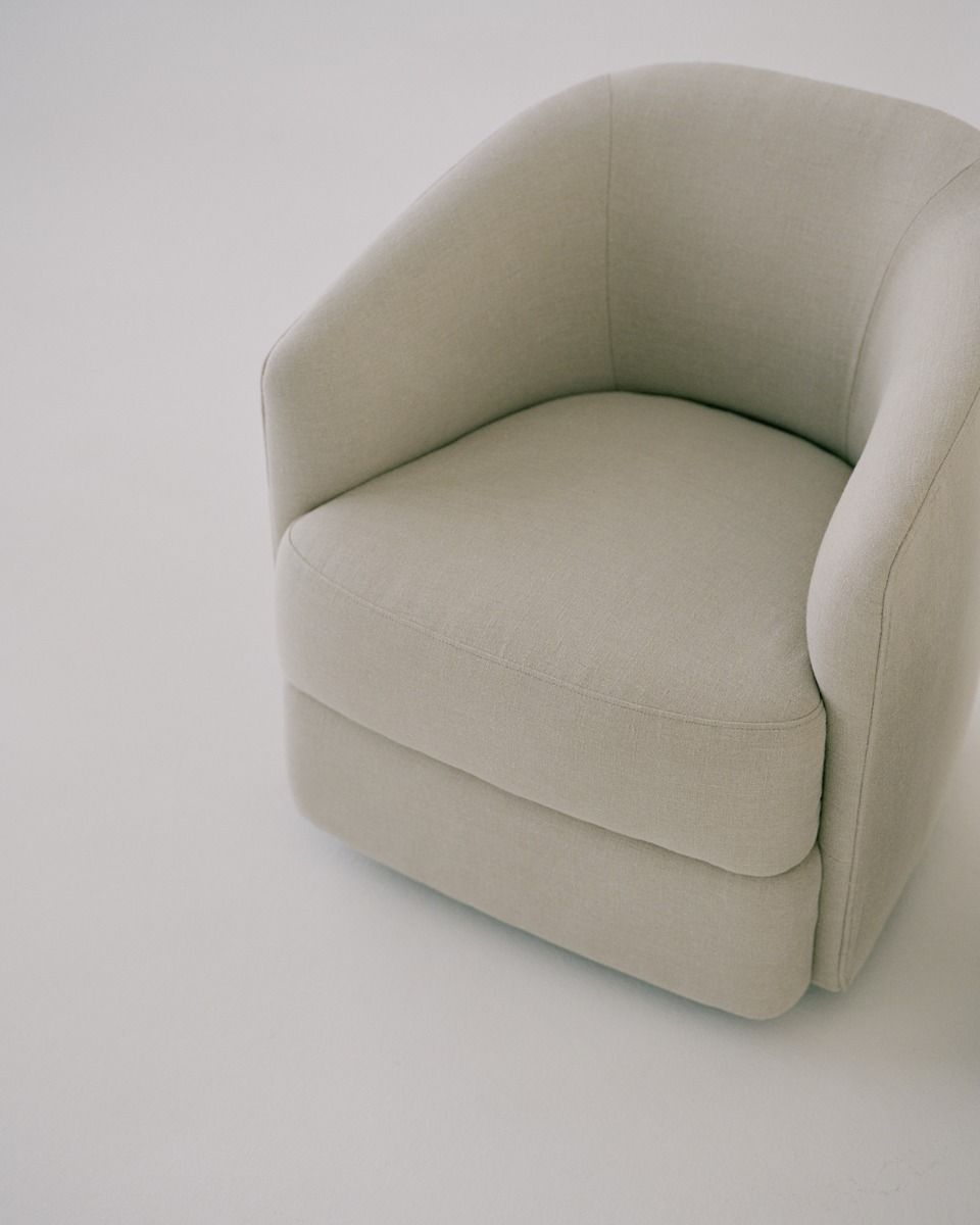 Beiger Covent Lounge Chair Sessel von New Works, bequemer Polstersessel für Wohnzimmer.