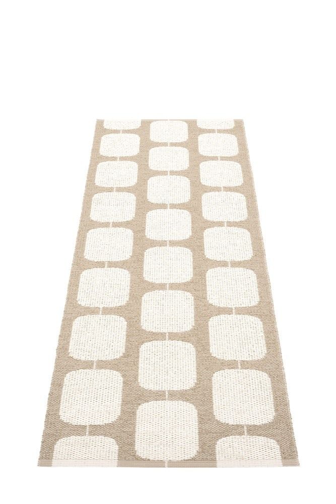 Sten Kunststoffteppich in Nougat/Vanille mit grafischem Muster aus Quadraten, 70x200 cm, Pappelina Teppich.