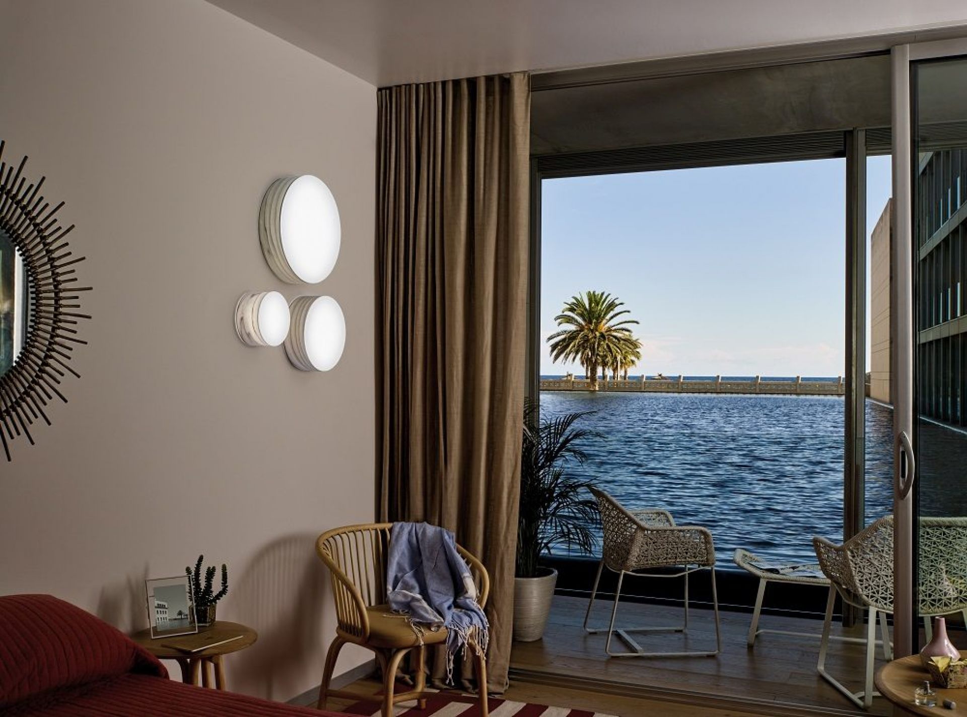 Wohnraum mit Gea LED Wandleuchten von LZF Lamps, indirekte Beleuchtung und modernes Design.