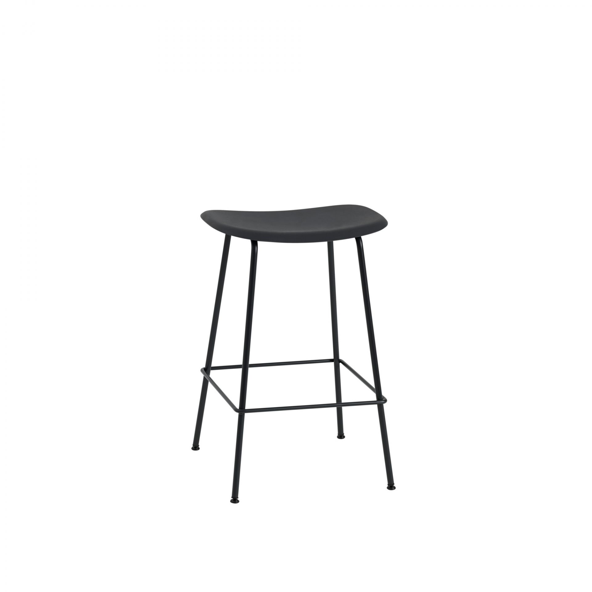 Schwarzer Fiber Bar Stool Barhocker von Muuto mit 65 cm Sitzhöhe und minimalistischem Design.