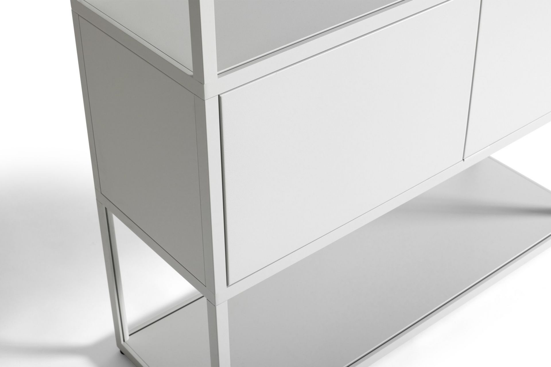 Detailaufnahme des weißen New Order Regals von Hay mit Fächern und Ablageflächen.