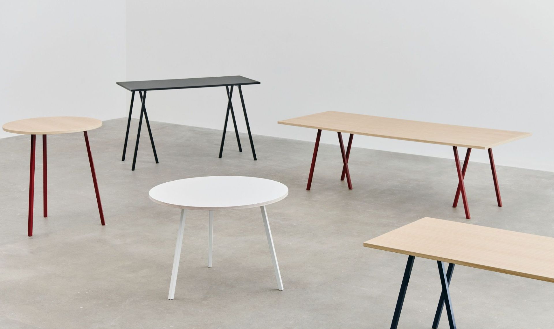 Verschiedene Hay Loop Stand Tische: Esstisch, Beistelltisch und Schreibtisch mit farbigen Gestellen.