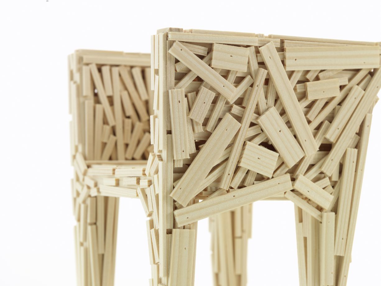 Nahaufnahme des Favela Miniatur Sessels von Vitra, gefertigt aus hellem Holz.
