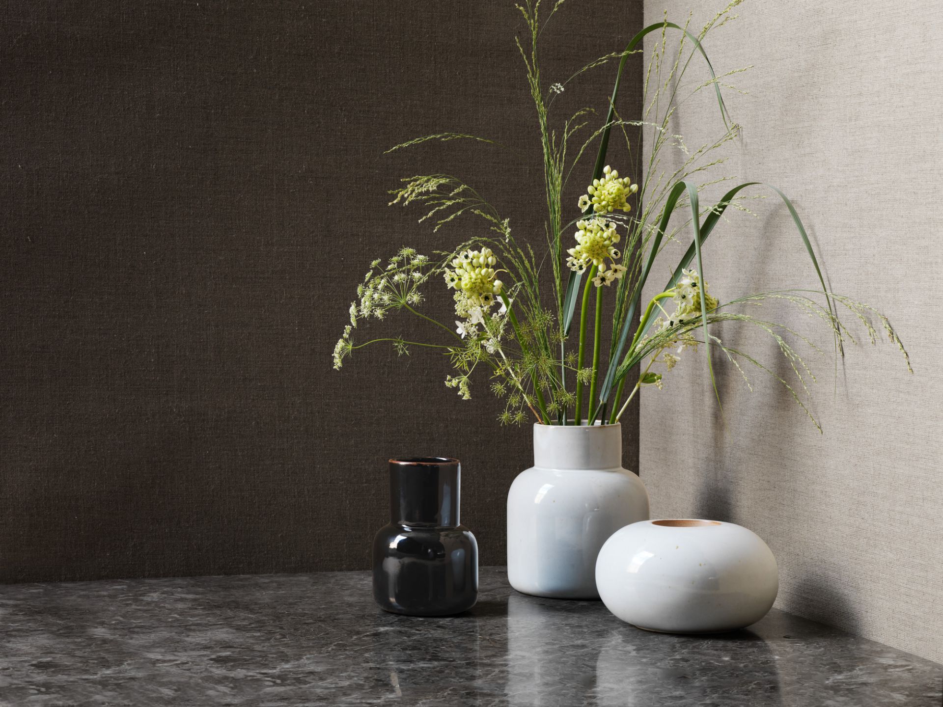 Keramikvasen von Fritz Hansen, Stillleben mit Blumen, moderne Töpferware in Weiß und Schwarz.