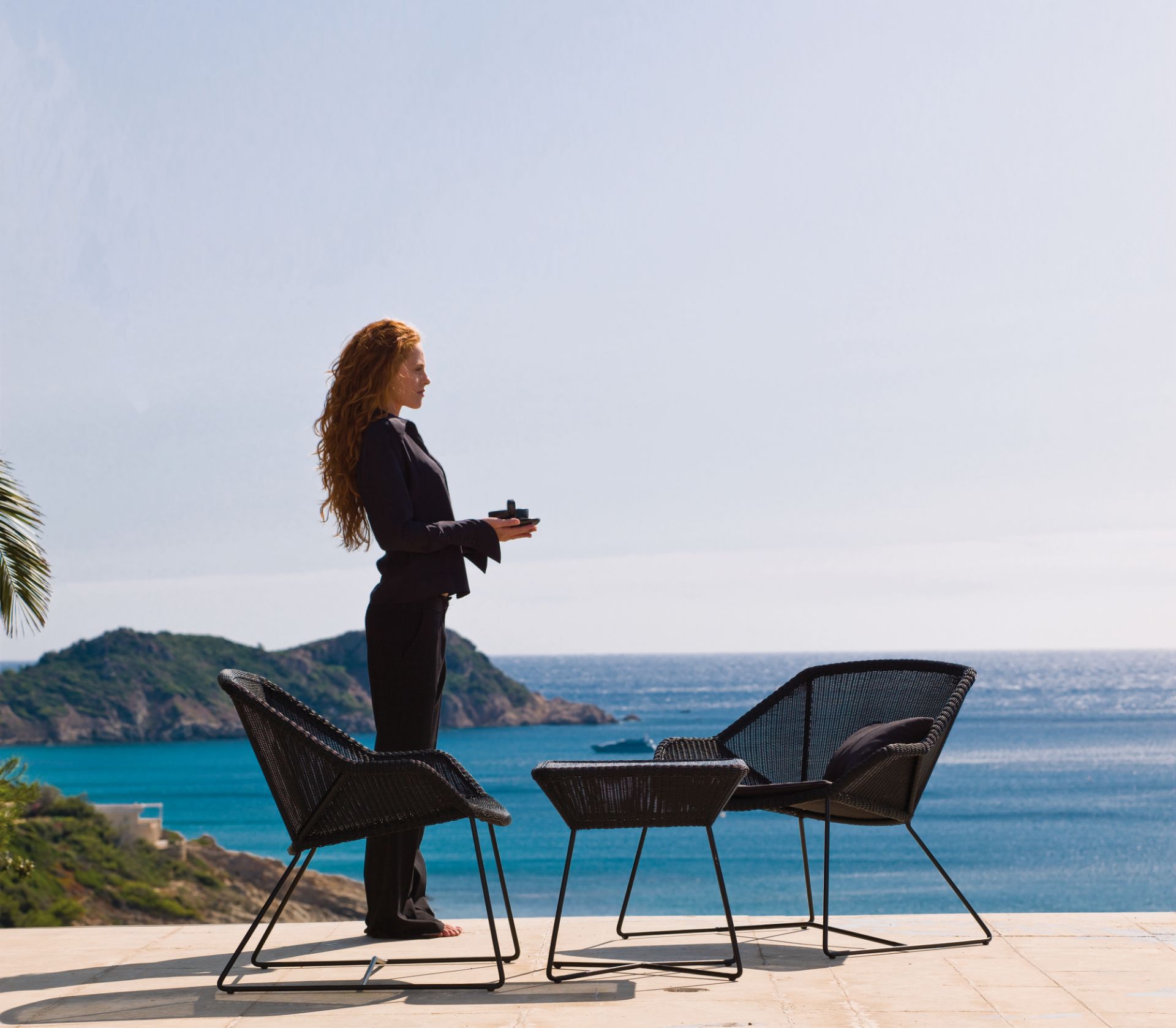 Schwarzer Cane-Line Breeze Loungesessel aus Rattan mit Meerblick, moderne Outdoor-Möbel für Terrasse und Garten.