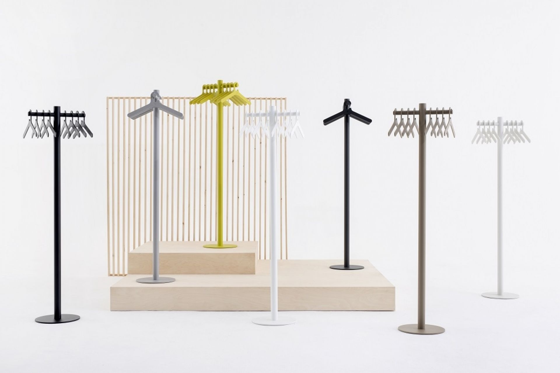 Verschiedene farbige Cascando Pole Garderobenständer mit Kleiderbügeln, moderne Garderobenlösung für Büro und Zuhause.