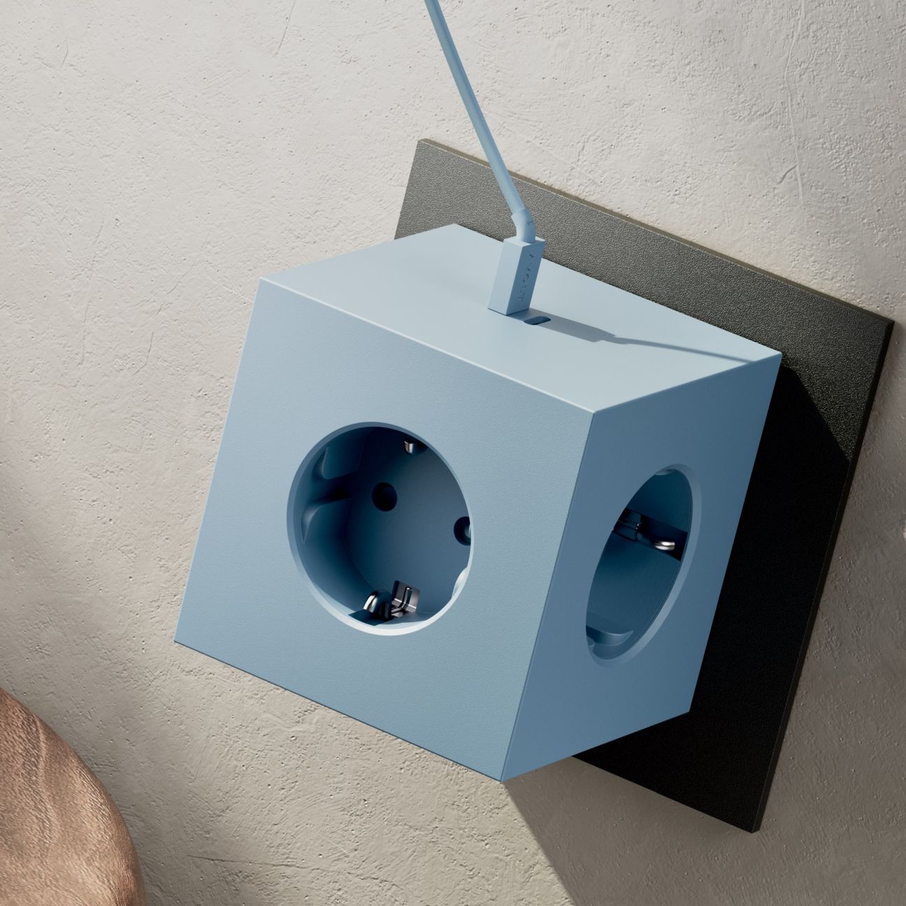Blauer Avolt Square 2 Steckdosenwürfel mit USB-C Anschluss an der Wand.