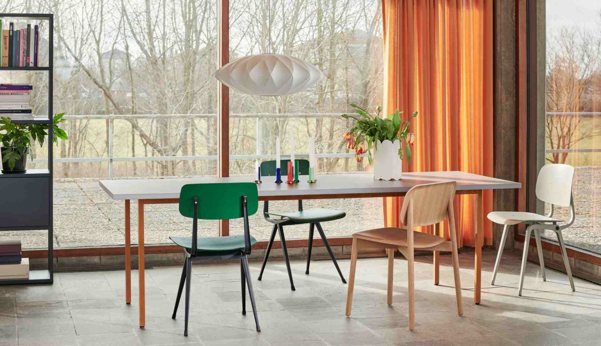 Hay Two Colour Table Esstisch 160 cm in Mintgrün und Elfenbein mit Stühlen im Esszimmer.