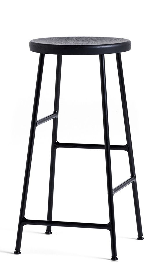 Cornet Barhocker Low von Hay, schwarzer Stahl und gebeizte Eiche, H 65 cm.