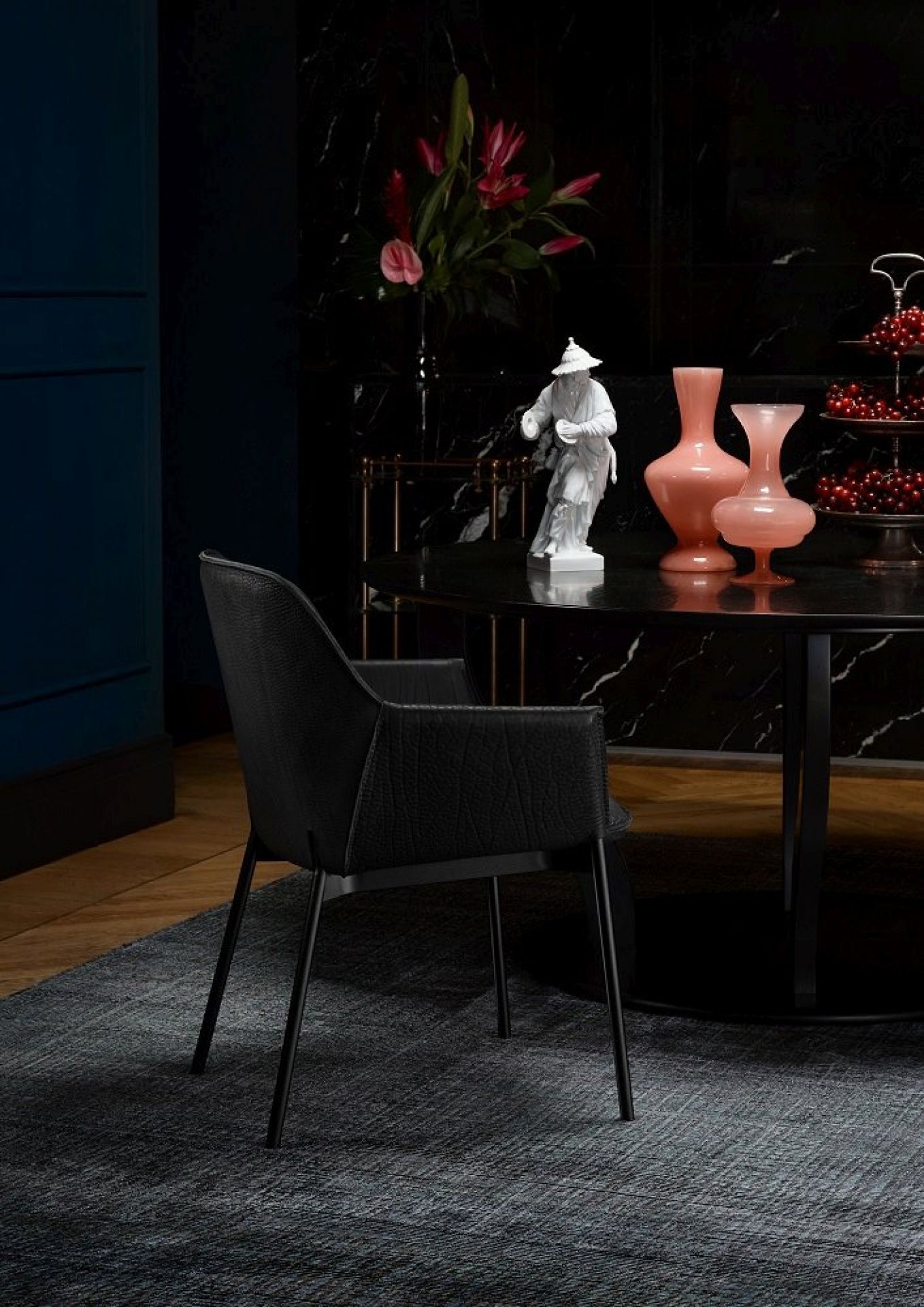 Schwarzer Grace Armlehnstuhl von Freifrau Manufaktur mit Lederbezug und filigranem Metallgestell.