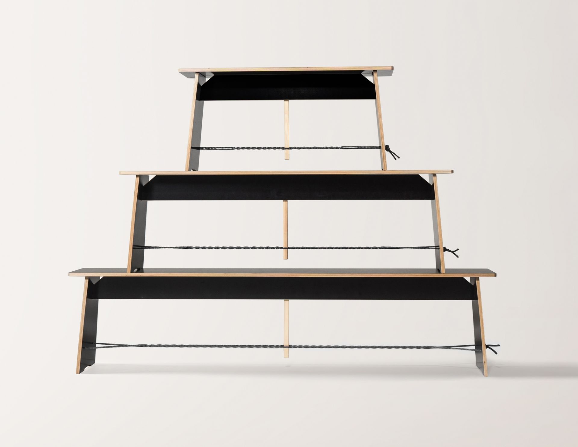 Schwarze Langer Max Sitzbank von Nils Holger Moormann, 90 cm, mit rotem Seil. Designmöbel für Wohnraum.