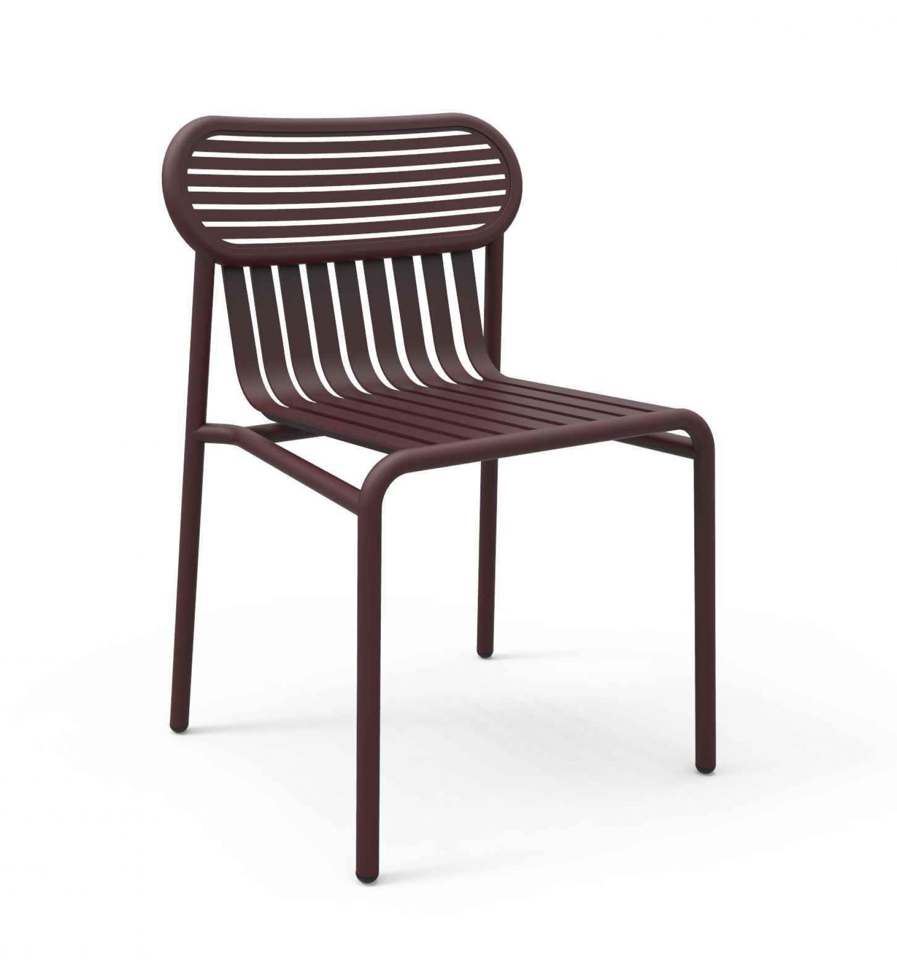 Week-End Stuhl von Petite Friture in Bordeauxrot: Moderner Gartenstuhl mit Lattenmuster und minimalistischem Design.