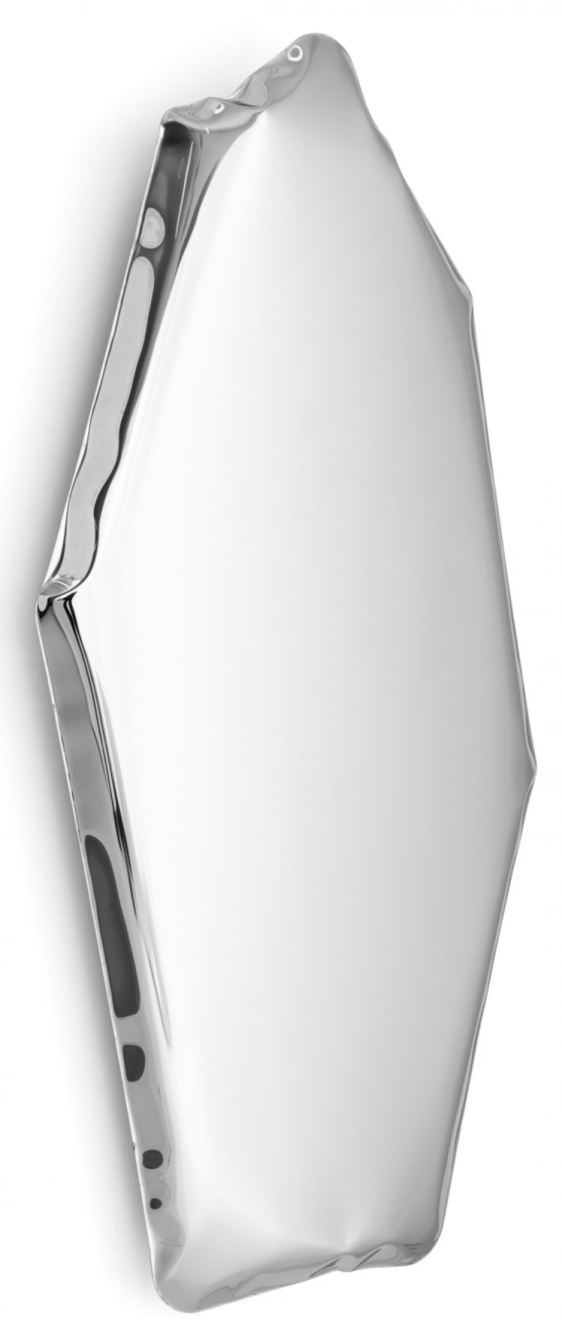 Nahaufnahme des Tafla Spiegels von Zieta, ein moderner Design Spiegel aus poliertem Stahl.