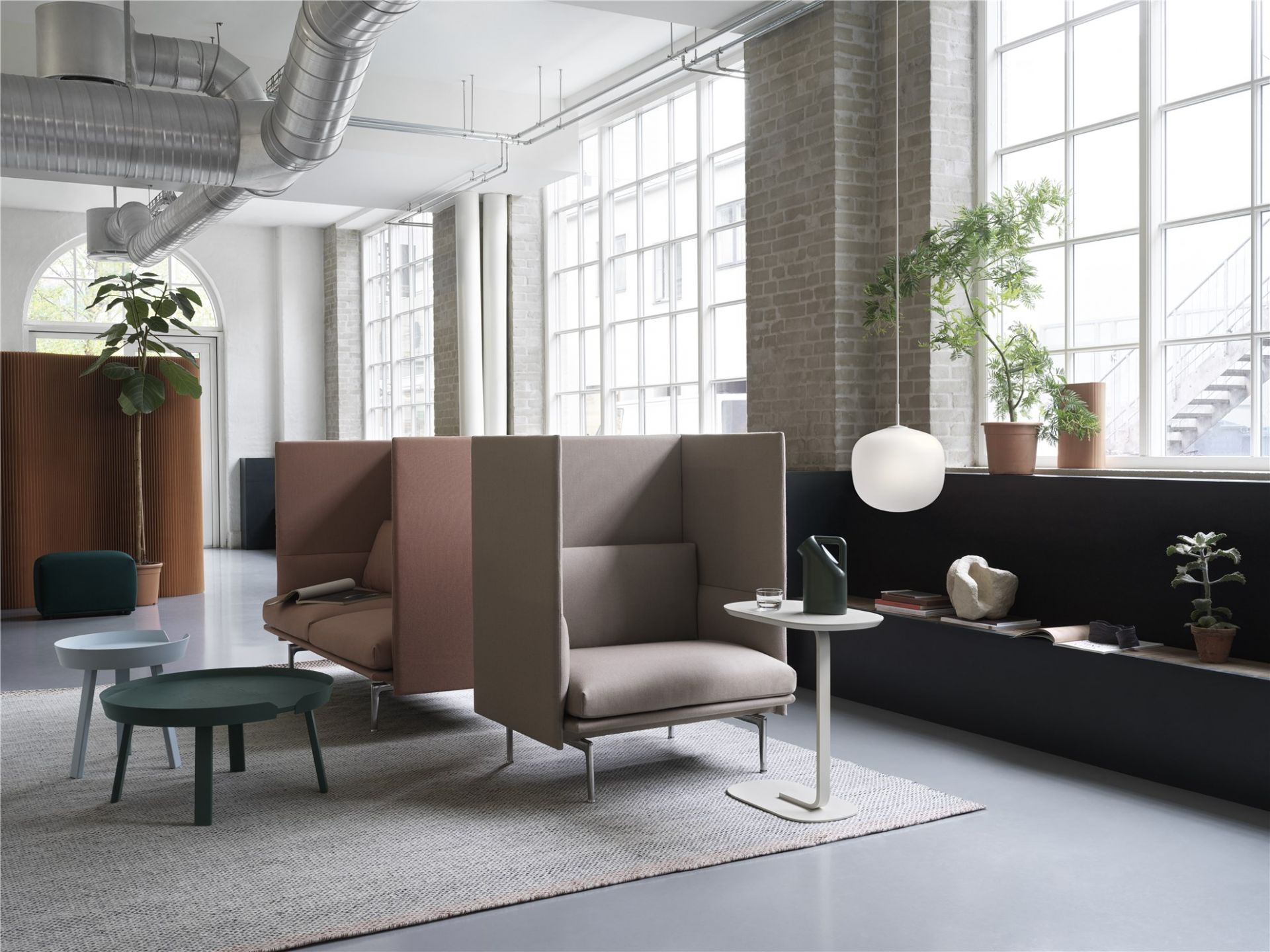 Muuto Outline Highback Sofa 2-Sitzer in Beige, modernes Design für Büro und Wohnzimmer.