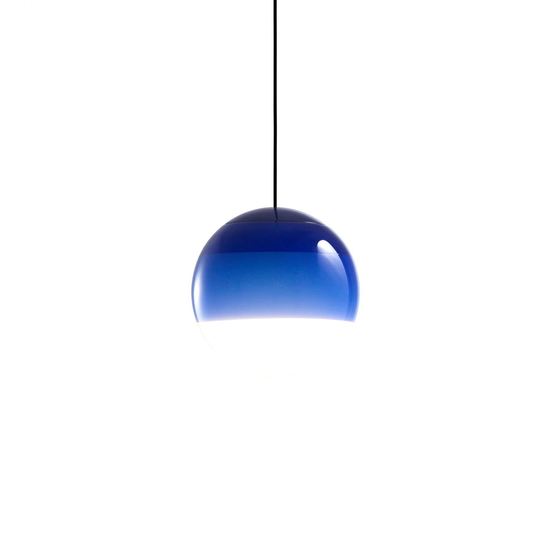 Marset Dipping Light Pendelleuchte mit blauem Farbverlauf und sanftem Lichtschein. Moderne LED Lampe.