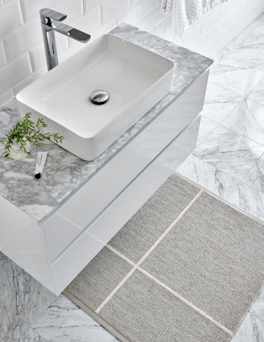 Pappelina Teppich Fred Linen 70x90cm im Badezimmer, grauer Teppich mit hellem Kreuzmuster. Hochwertiger Badteppich.