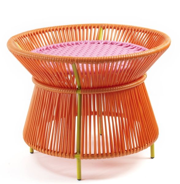 Caribe Korb Tisch: Outdoor Beistelltisch in Orange mit rosa Sitzfläche und currygelbem Gestell.